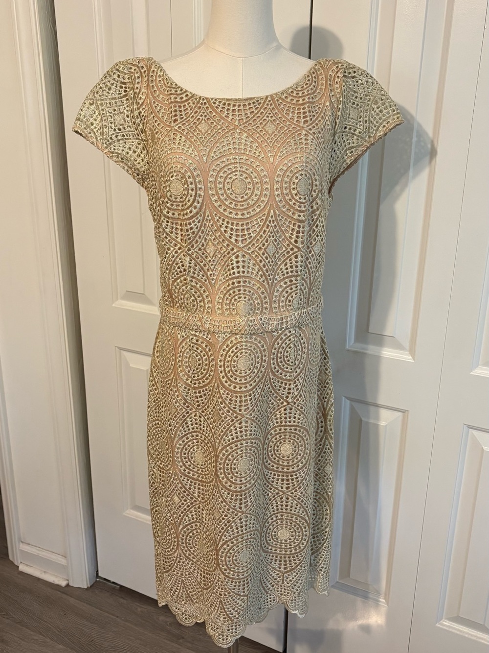 LAUNDRY/SHELLI SEGAL Sheath Dress Beige Underlay, Gold Lace Overlay, Back Cutout